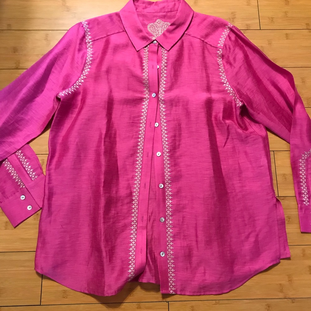 Button down dressy shirt w/ embroidered embellishm